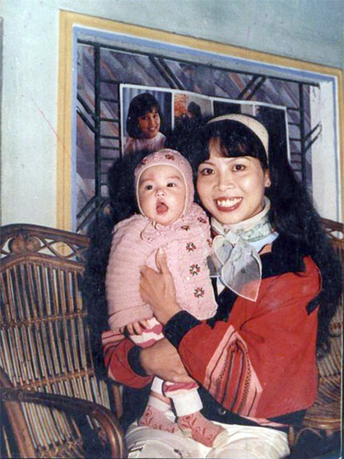 Bà Lê Thu Huệ được biết tới với vai trò biên đạo múa của Nhà hát ca múa nhạc Thăng Long. Hoàng Thùy Linh là cô con gái độc nhất của bà và ông Hoàng Thành Long.