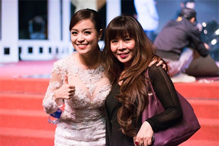 Hoàng Thùy Linh nói, cô đã đứng dậy, vượt qua những chuyện cũ và sống, cố gắng thành công là vì niềm tin, niềm tự hào của bố mẹ.