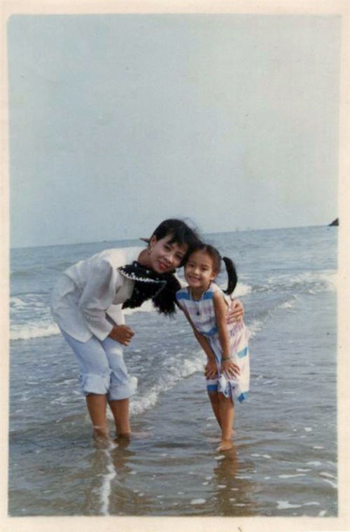 Sau khi sinh con gái, từ một nghệ sĩ múa, bàThu Huệ không nề hà bất cứ việc gì, miễn có tiền để chăm lo cho con gái. Cũng chính bà là người đưa con đến với con đường nghệ thuật.