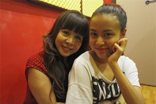 Không chỉ trích, không than vãn trước sự cố của con, trái lại, bà Thu Huệ càng yêu thương con hơn. Suốt 1 năm Hoàng Thùy Linh ở ẩn, bà không rời con nửa bước, hết mực chăm sóc, động viên.