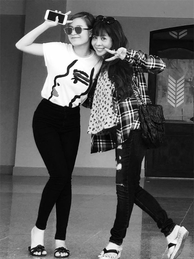 Bất cứ khi nào xuất hiện cùng con gái, mẹ Hoàng Thùy Linh luôn khiến mọi người phải chú ý và trầm trồ về ngoại hình thon gọn cùng nhan sắc trẻ trung không hề thua kém con gái.