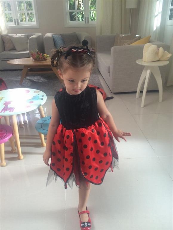 con gái hồng nhung 2