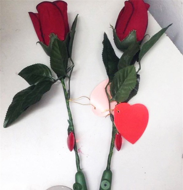 Bông hồng có thể ghi âm được bán với giá 70.000-150.000 đồng. Ảnh: Ngọc Lan.