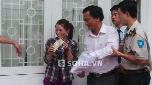Chị Hồng được phía công an trả lại 5 triệu Yên sau hơn 1 năm chờ đợi.