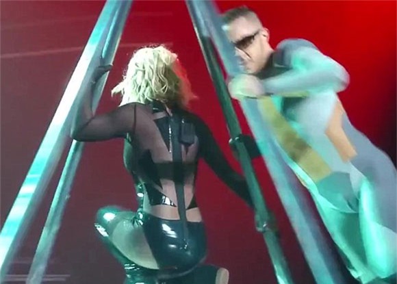 Britney Spears rách toạc khóa áo trên sân khấu 2