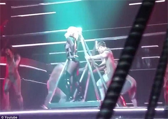 Britney Spears rách toạc khóa áo trên sân khấu 3