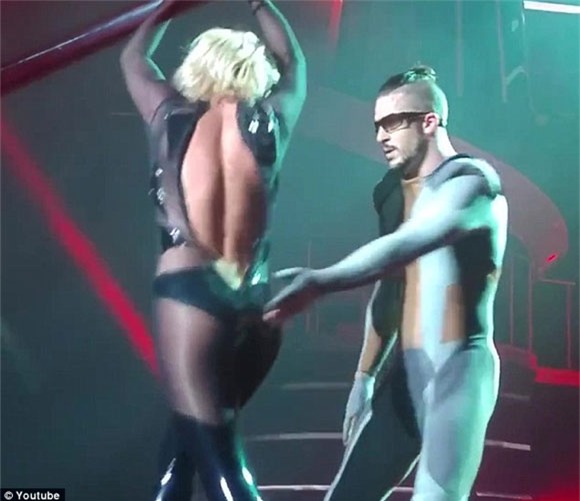 Britney Spears rách toạc khóa áo trên sân khấu 5