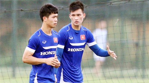 Công Vinh chia sẻ cho Công Phượng nhiều kinh nghiệm quý báu về việc ra nước ngoài thi đấu.
