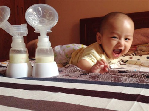 Hai tháng kích sữa, mẹ dư hàng trăm bịch sữa đem tặng - 2