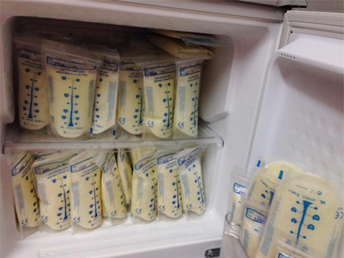 Hai tháng kích sữa, mẹ dư hàng trăm bịch sữa đem tặng - 3