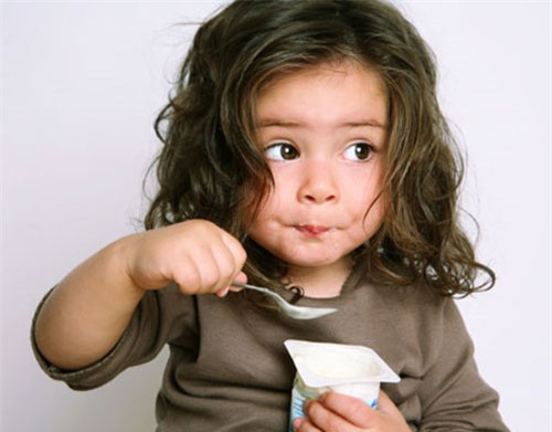 Cách cho trẻ ăn sữa chua tốt nhất 1