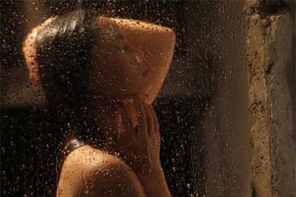 Sao Việt cởi đồ tắm trần bạo chẳng kém ai