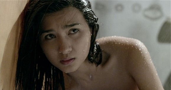 Sao Việt cởi đồ tắm trần bạo chẳng kém ai