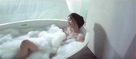 Sao Việt cởi đồ tắm trần bạo chẳng kém ai