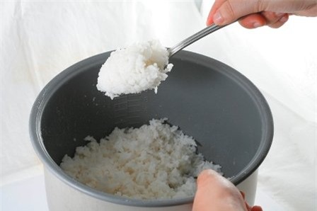 Cơm nguội có gây ngộ độc?