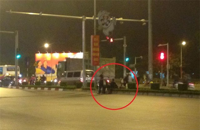 hàng rong, vỉa hè, dải phân cách, quán nước, Hà Nội