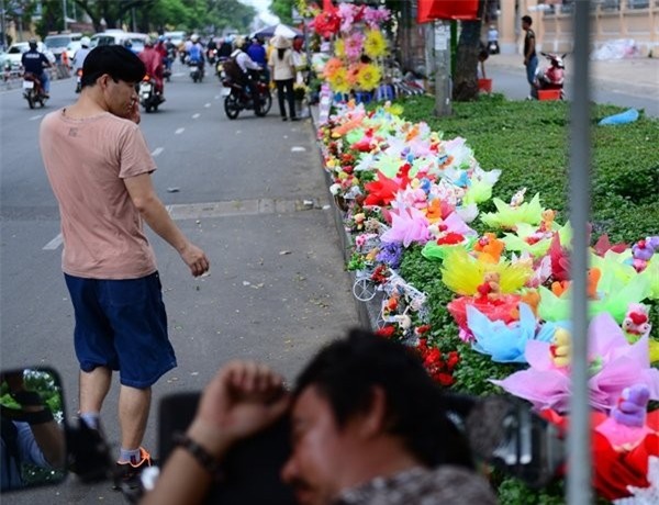  Hoa, quà bày bán ế ẩm trên đường Nguyễn Văn Cừ.