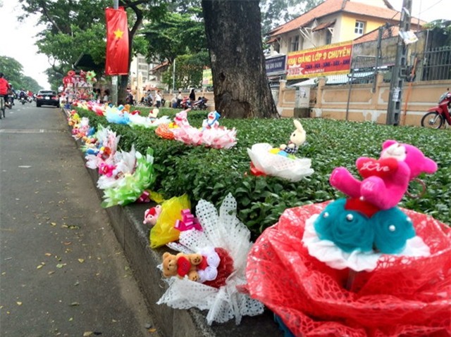 Hoa, quà bày bán ế ẩm trên đường Nguyễn Văn Cừ.