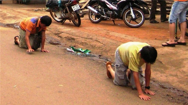 Hai anh em nghiện game bị bố phạt bò từ tiệm net về nhà