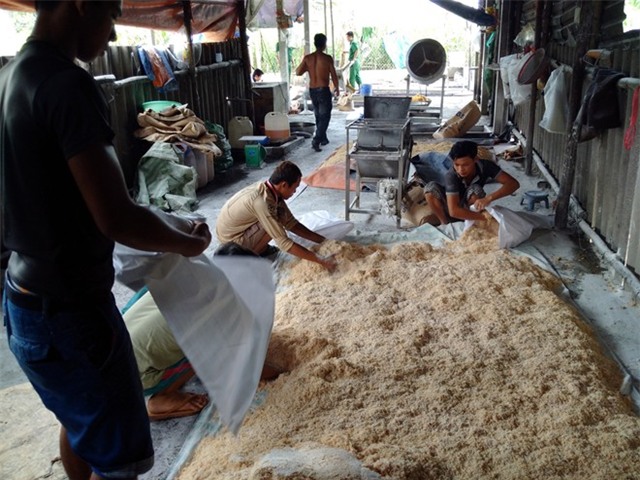 Làm chà bông thịt gà độn bột mì và đường hóa học ở Sài Gòn