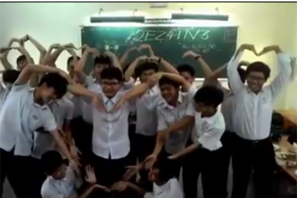 Các bạn nam liên tục biến hóa trong 4 bài hát khác nhau khiến con gái đi hết bất ngờ này đến bất ngờ khác.