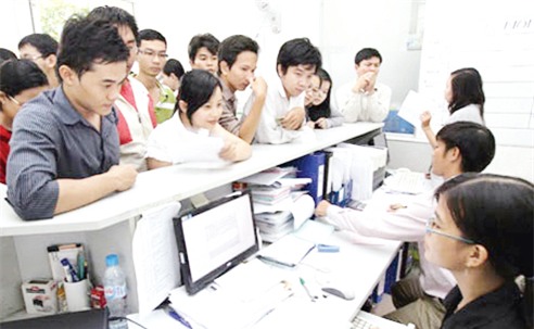 Tăng học phí: Nhiều gia đình tiết kiệm chi tiêu để cho con đi học - 1