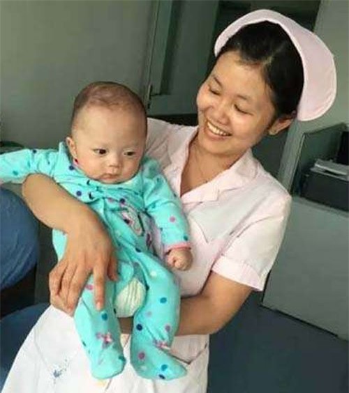 be trai sinh non nho nhu long ban tay song sot ky dieu hinh anh 2