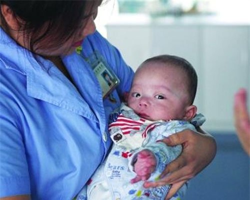 be trai sinh non nho nhu long ban tay song sot ky dieu hinh anh 3