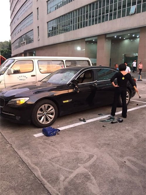 tuc chong ngoai tinh, vo vac bua dap tan xe hoi tien ty hinh anh 1