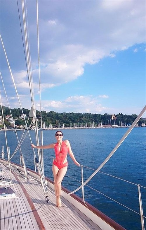 ngan ngo ngam my nhan viet khoe dang tren du thuyen hinh anh 10