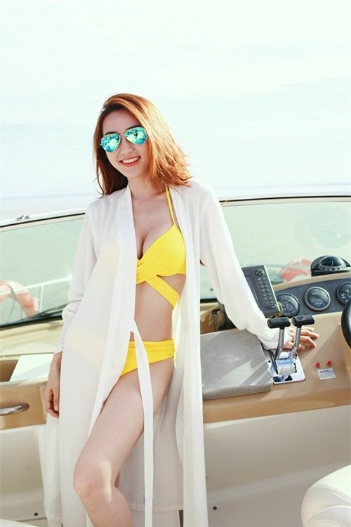 ngan ngo ngam my nhan viet khoe dang tren du thuyen hinh anh 4