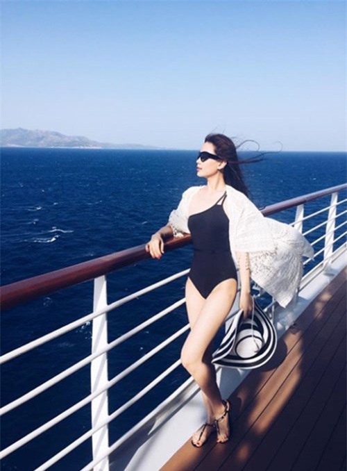 ngan ngo ngam my nhan viet khoe dang tren du thuyen hinh anh 6