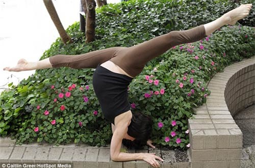 Thót tim xem mẹ bầu 45 tuổi nhào lộn trên không - 10