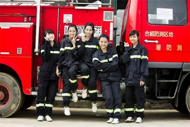 Thùy Linh ngoài cùng bên trái