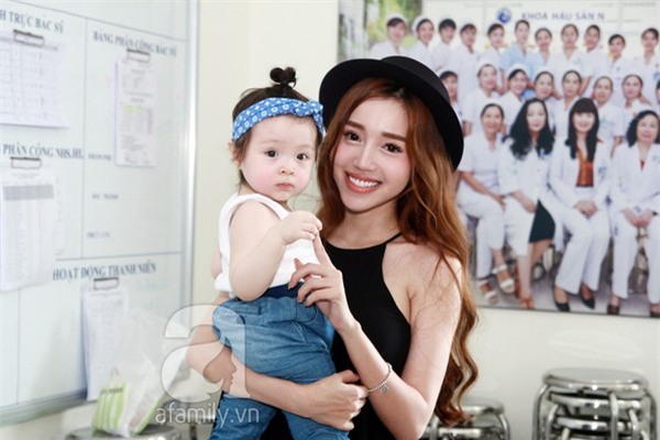 Elly Trần & bé Cadie Mộc Trà