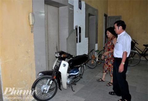 Di duoc thang may, nguoi dan phai gu lung chui qua ham