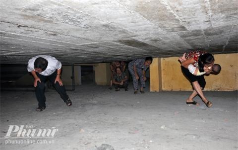 Di duoc thang may, nguoi dan phai gu lung chui qua ham