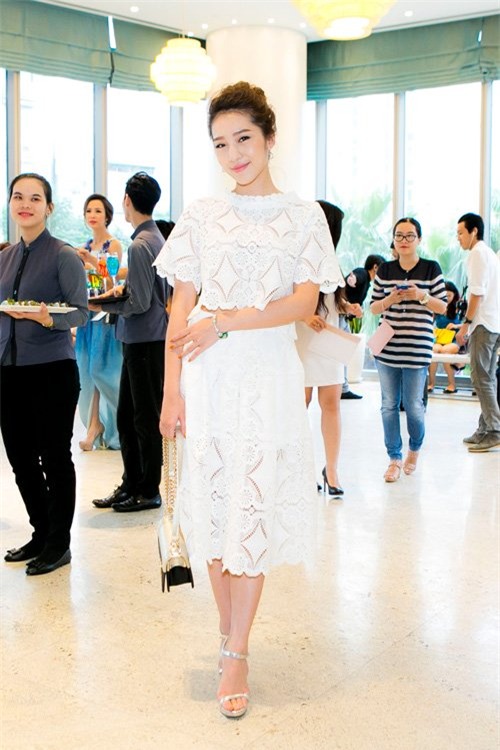 mai phuong thuy dien vay ngan khoe chan dai mien man hinh anh 8