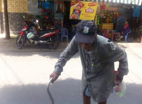 Ước mơ đơn sơ của cụ ông gần trăm tuổi bán vé số - 1