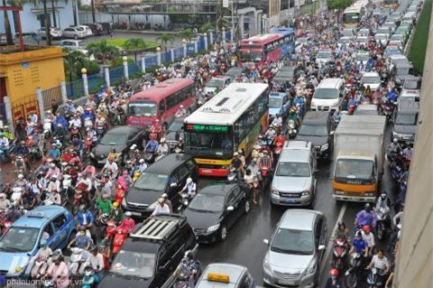 Giat minh voi cach tham gia giao thong coi thuong tinh mang