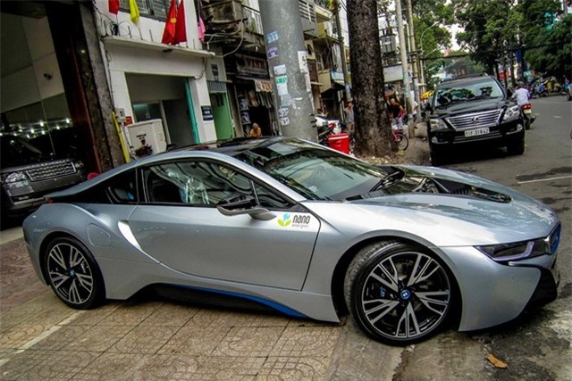 Trong thời gian qua, hàng chục chiếc BMW i8 đã được nhập về Việt Nam, chủ yếu định cư tại TP HCM và Hà Nội. Hai màu phổ biến nhất là trắng và xám, bên cạnh một vài chiếc màu xanh dương.
