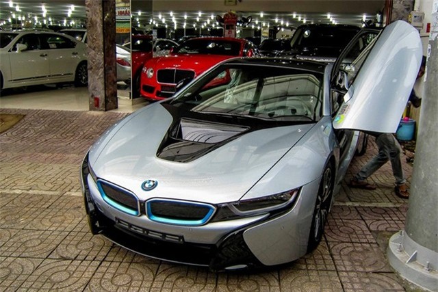 Đây là chiếc BMW i8 màu bạc (Ionic Silver) đầu tiên tại Việt Nam. Mặc dù được ưa chuộng trên toàn thế giới, BMW i8 có rất ít lựa chọn màu sắc. Những người muốn biến chiếc xe của mình thành hàng độc thường phải sơn lại hoặc dán decal.