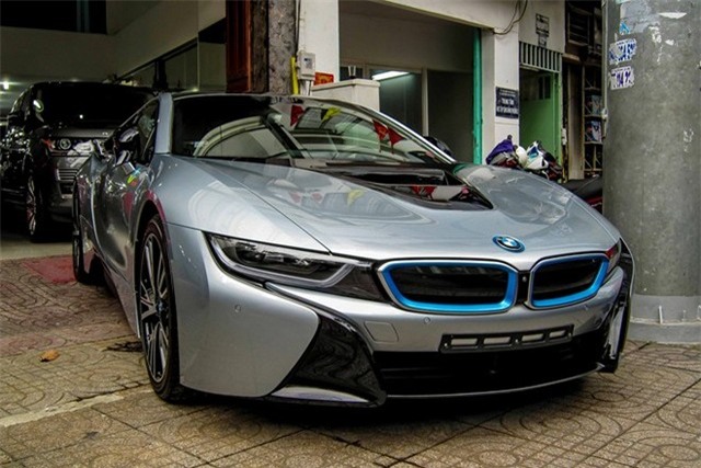 Số lượng BMW tại Việt Nam hiện nay khoảng gần 20 chiếc. Đa phần trong số đó được khách hàng đặt trước, tuy nhiên cũng có nhiều chiếc đang nằm tại showroom.