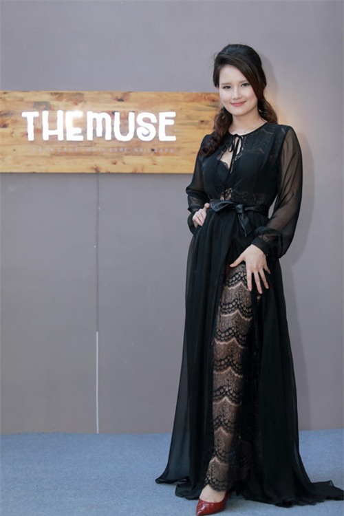 MC Huyền Châu gợi cảm bên dàn Á hậu, Hoa hậu - 1