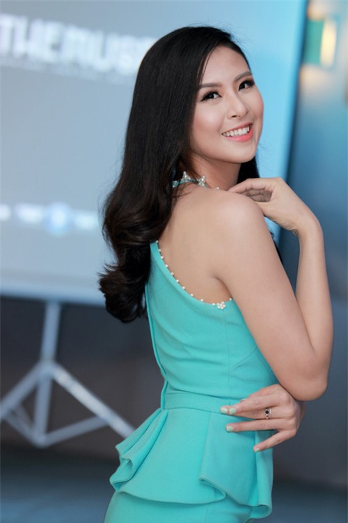 MC Huyền Châu gợi cảm bên dàn Á hậu, Hoa hậu - 6