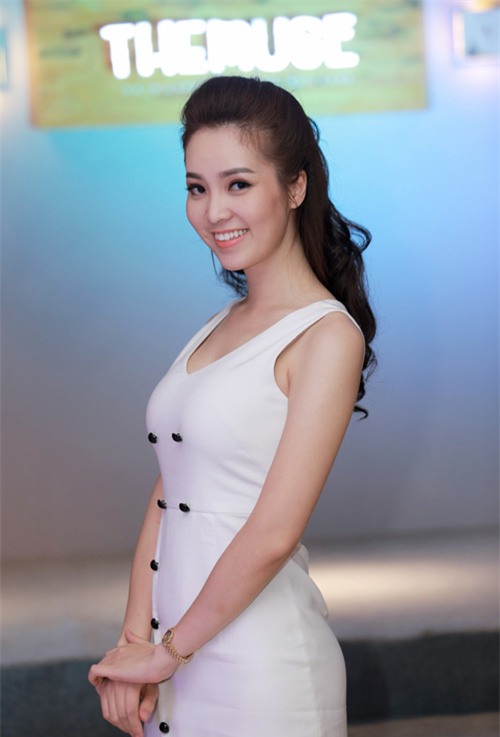 MC Huyền Châu gợi cảm bên dàn Á hậu, Hoa hậu - 8