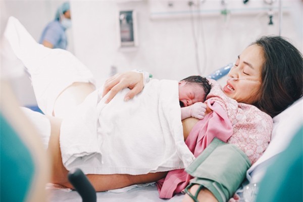 Những mỹ nhân làm mẹ đơn thân của showbiz Việt