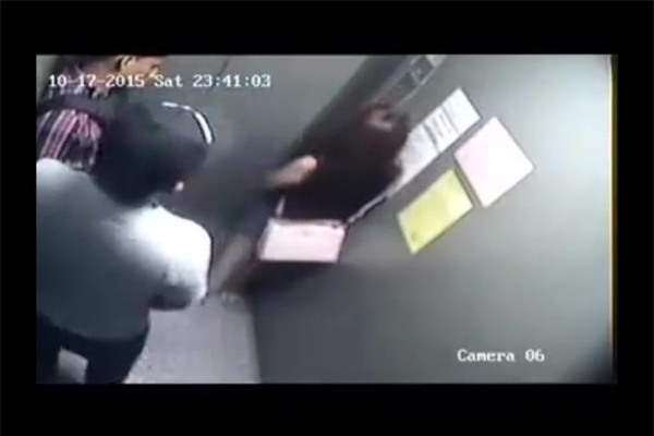 cướp thang máy