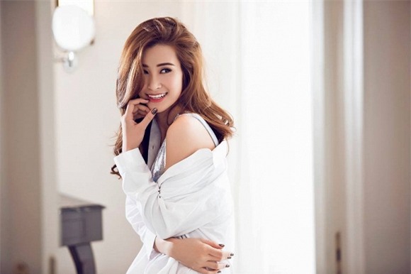 Đông Nhi hững hờ khoe vai trần gợi cảm 24