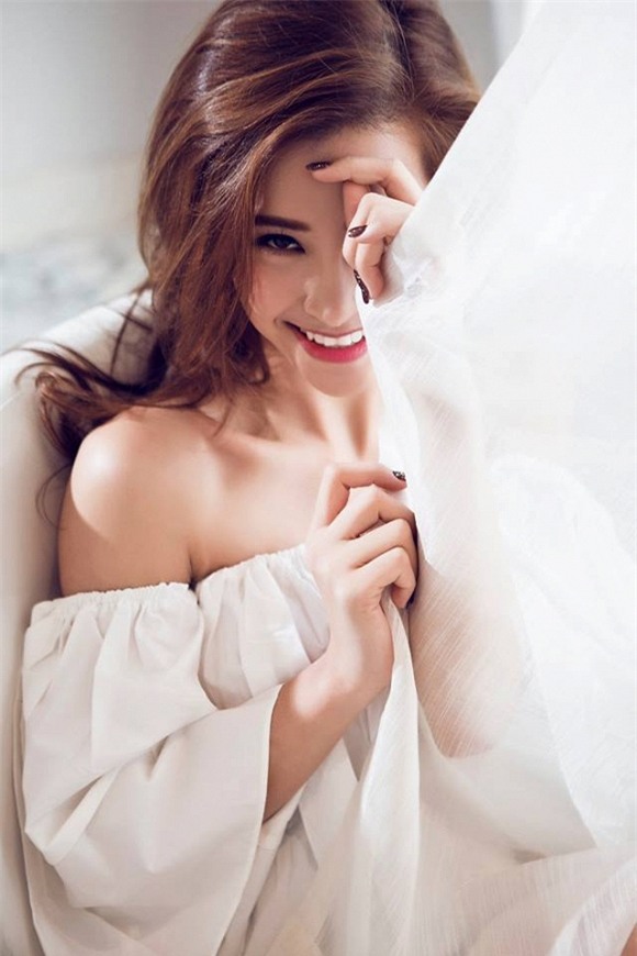 Đông Nhi hững hờ khoe vai trần gợi cảm 4